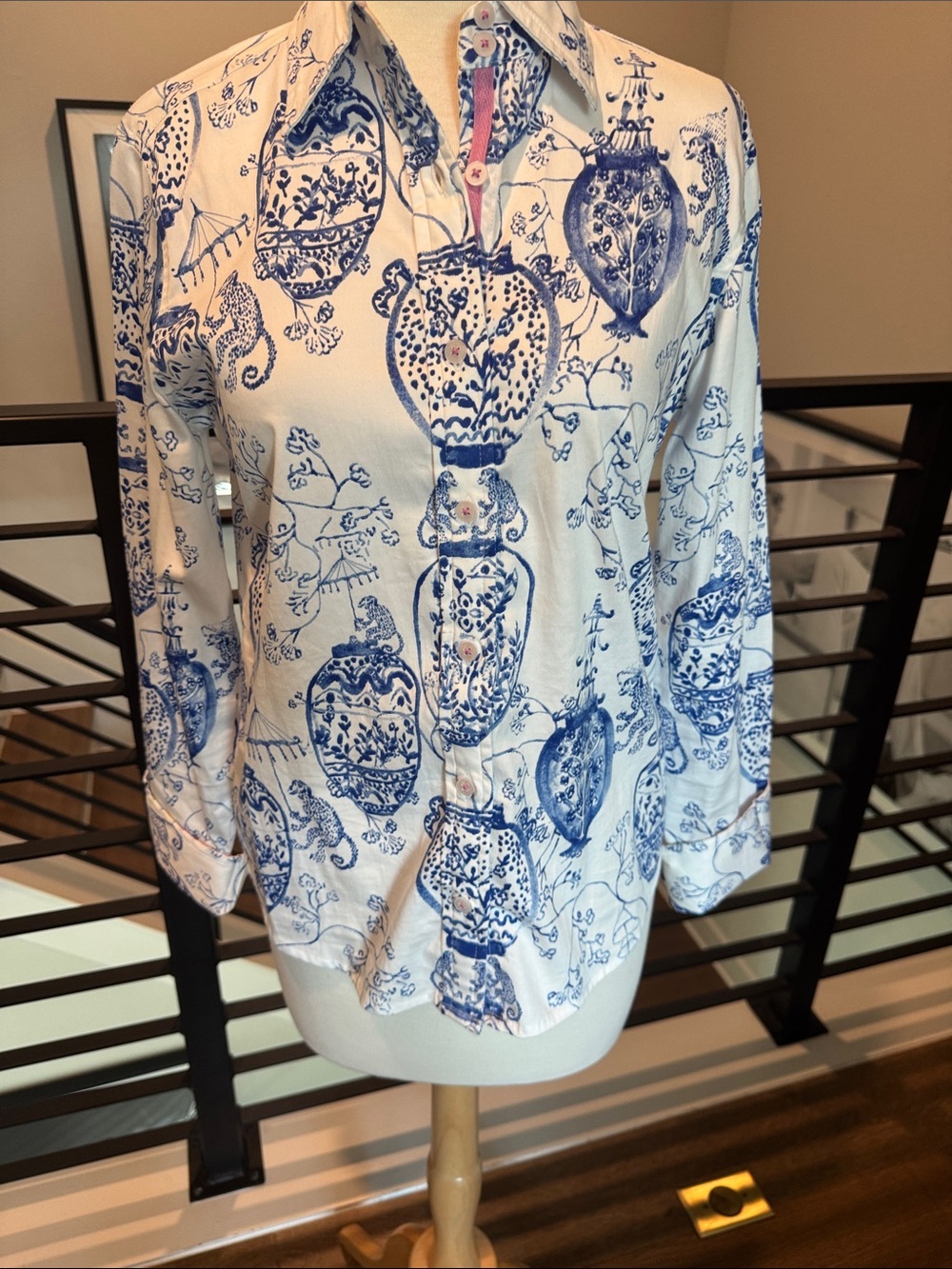 Tizzie Blue & White Monkey Vase Print Button-Up Shirt with Pink Trim.  SZ XS